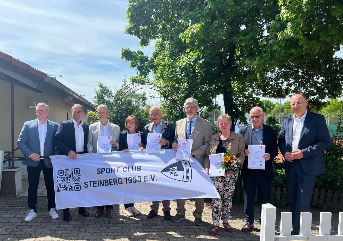 Mitglieder mit Ehrenurkunden und Ehrennadel des  lsbh beim SC Steinberg ausgezeichnet.