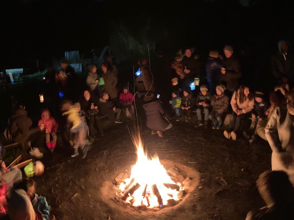 Viele Laternen beleuchteten die Wege